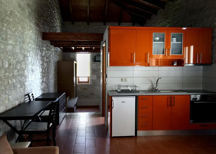 Asfendamos Nyaraló *